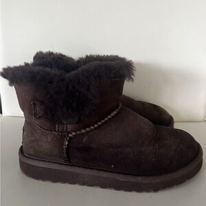Used UGGS Bailey Button Boot- Chocolate/Brown in Size 1 US EU 13